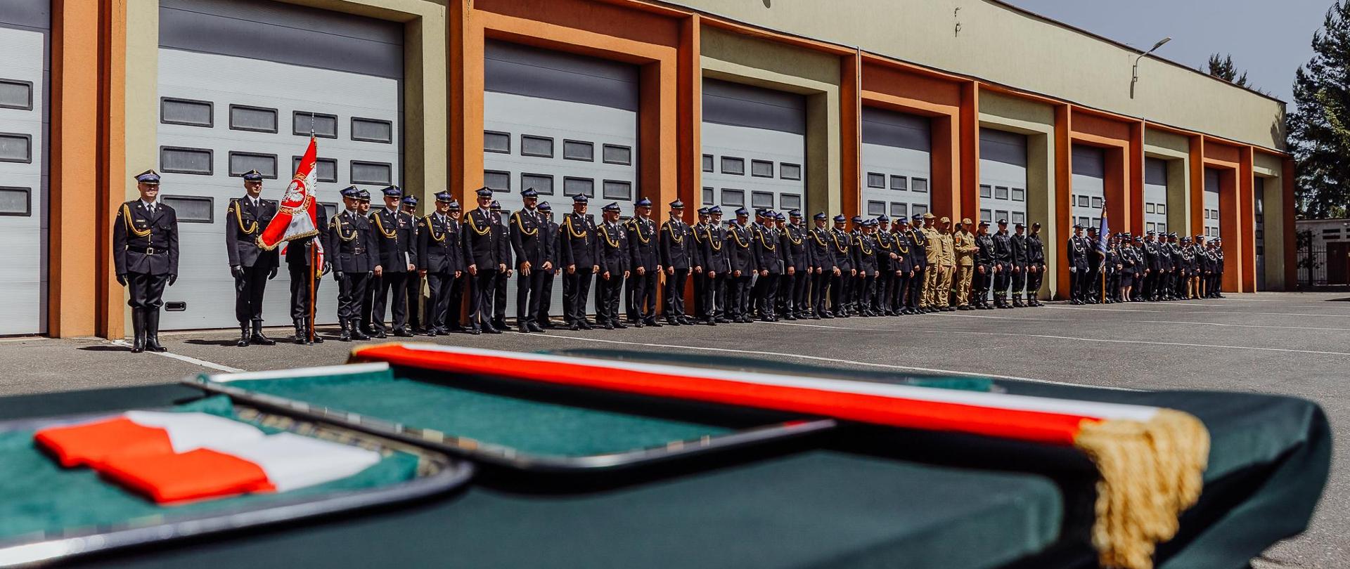 Na zdjęciu widzimy funkcjonariuszy Państwowej i Ochotniczej Straży Pożarnej podczas obchodów Powiatowego Dnia Strażaka