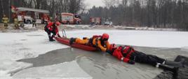 Ćwiczenia mikołowskich strażaków z zakresu ratownictwa lodowego na stawie Starganiec
