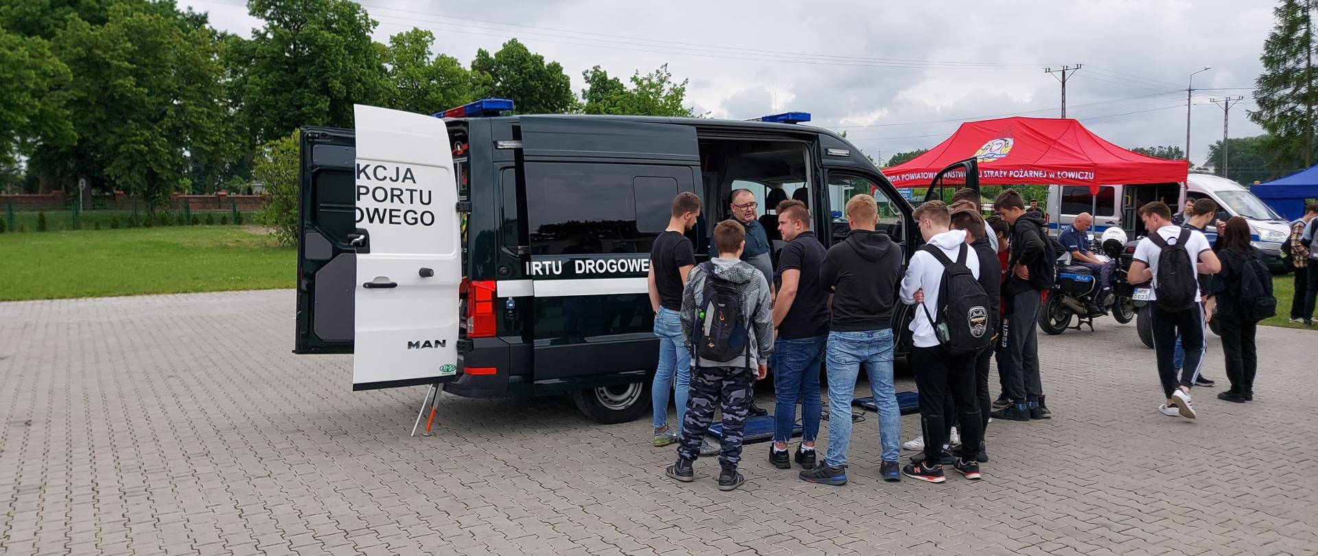 Łowiczu pokazali wyposażenie pojazdu służbowego 08-06-2099