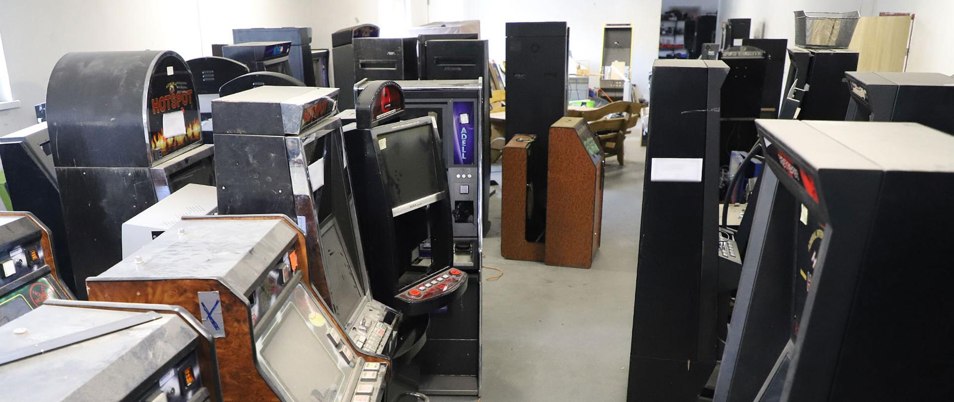 Pomieszczenie z automatami do gier hazardowych.