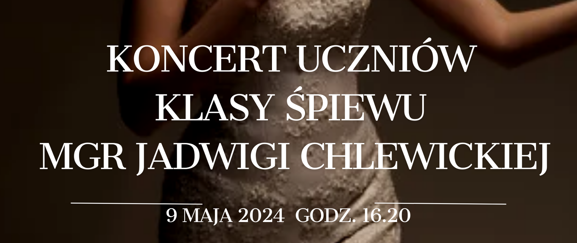 Plakat ciemne tło czerń przechodząca w brunatny kolor W lewym górnym rogu w złotym kolorze logo Szkoła muzycznej w Nysie według ustalonego znaku centralnie zdjęcie dziewczyny w białej sukni koronkowej obcisłej długie blond włosy przełożone na jedną stronę w dłoni trzyma wenecką maskę karnawałową z pawim piórem w kolorze białym zakrywającą oczy napis w kolorze białym koncert uczniów klasy śpiewu magister Jadwigi Chlewickiej 9 maja 2024 godzina 16:20 państwowa szkoła muzyczna pierwszego i drugiego stopnia imienia Witolda Lutosławskiego w Nysie sala koncertowa