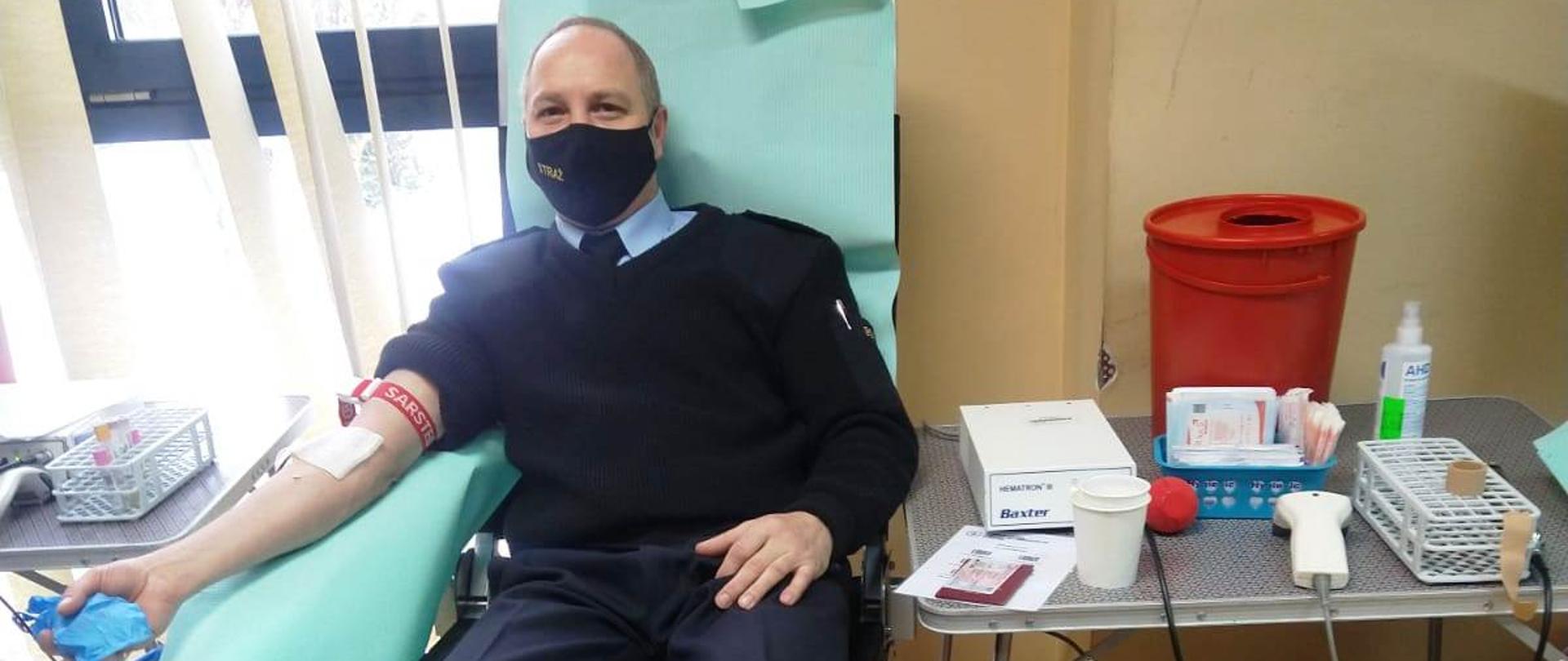 Strażak oddaje krew