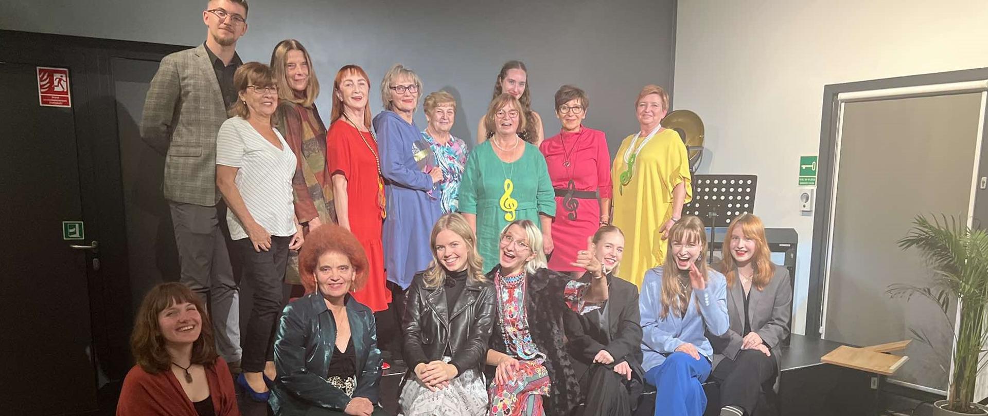 Na zdjęciu pokazani są słuchacze oraz absolwenci naszego studium oraz zespół wokalny Centrum Inicjatyw Społecznych w Gliwicach.