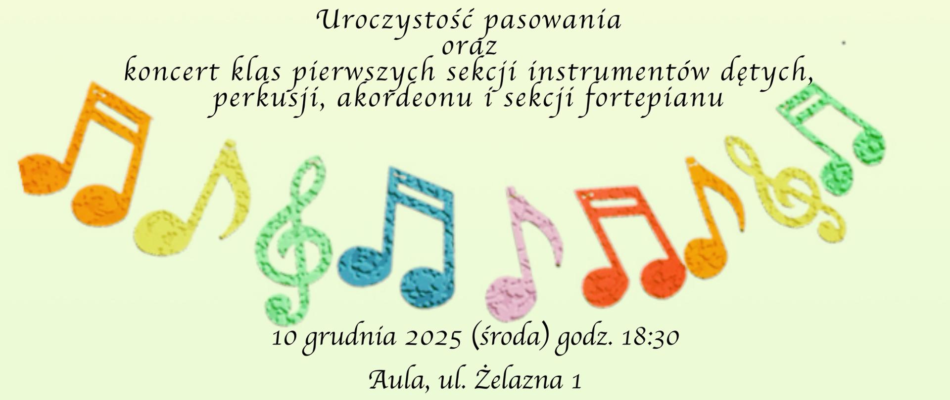Na jasnożółtym tle czarną czcionką informacje o uroczystym pasowaniu i koncercie klas pierwszych sekcji instrumentów dętych, perkusji i akordeonu oraz sekcji fortepianu. Na dole wielokolorowe symbole nutek i klucza wiolinowego. 