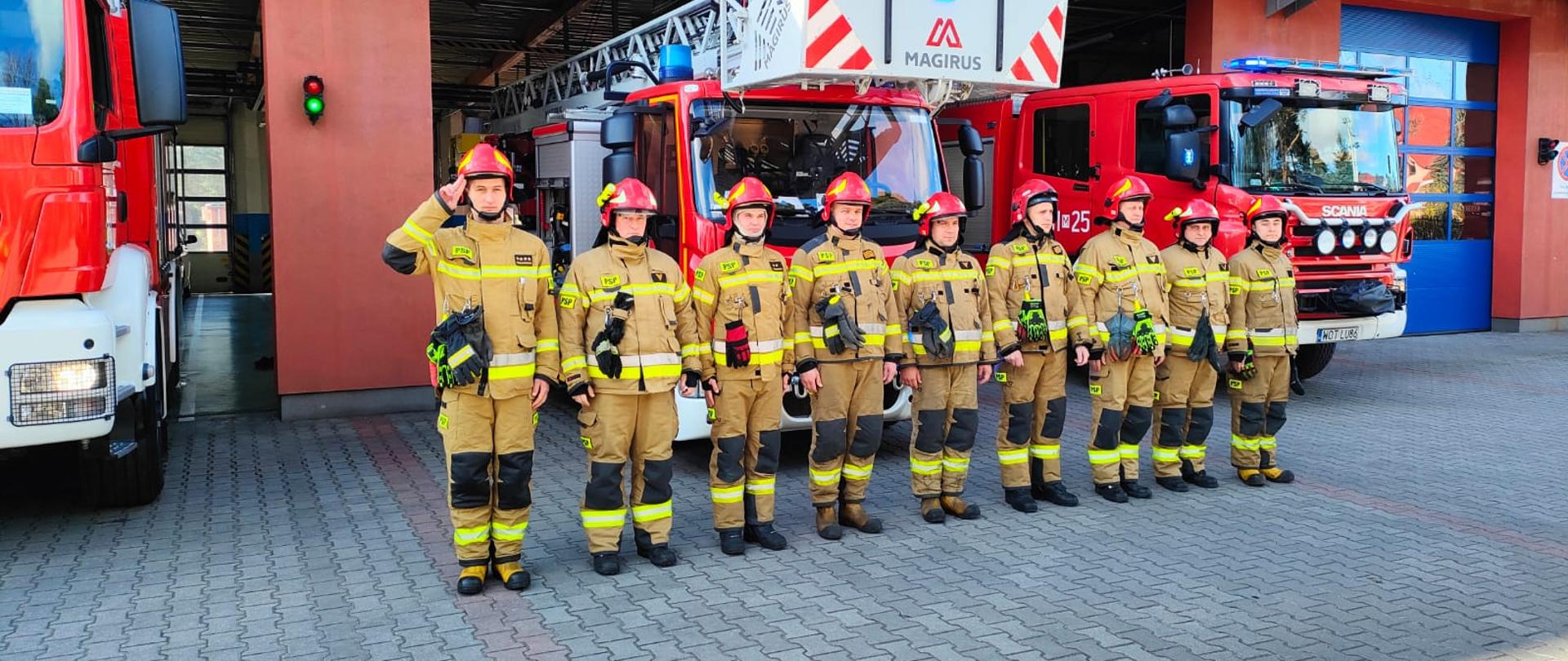 Strażacy w umundurowaniu bojowym oddający honor ofiarom katastrofy smoleńskiej