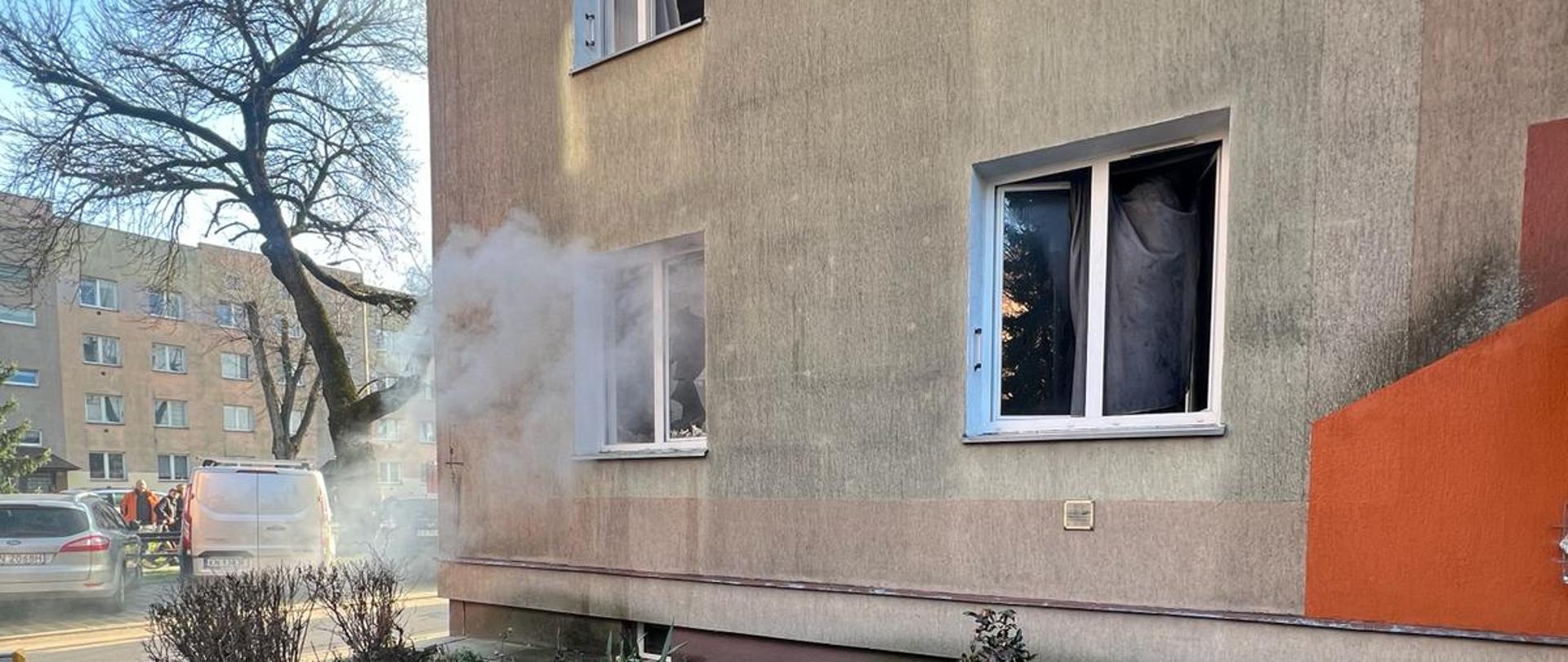 Dym wydobywający się z okna mieszkania