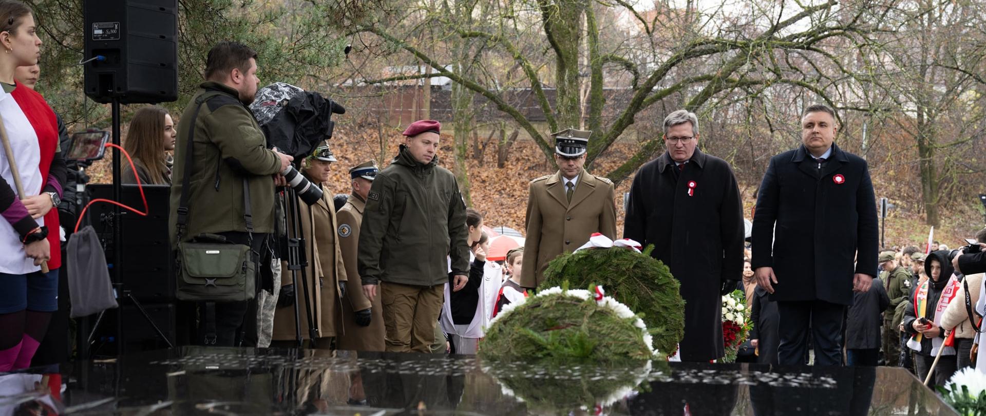 Złożenie wieńca przy Mauzoleum Matki i Serca Marszałka Józefa Piłsudskiego na wileńskiej Rossie