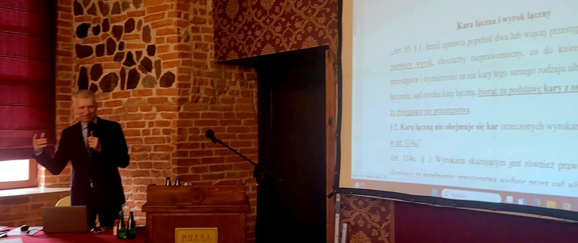 Zdjęcie przedstawia dra hab. Dariusza Świeckiego podczas wykładu