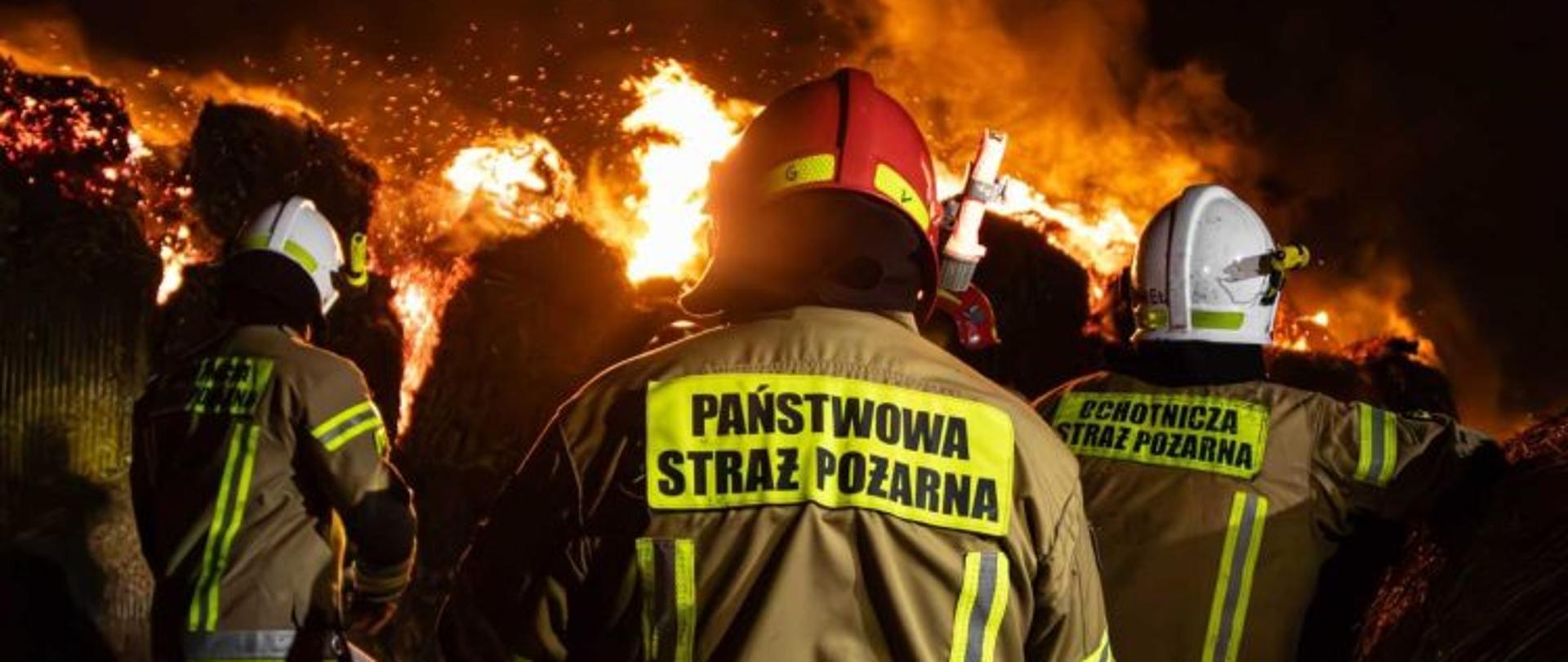 Zdjęcie poglądowe. Strażacy Państwowej i Ochotniczej Straży Pożarnej walczą z ogniem