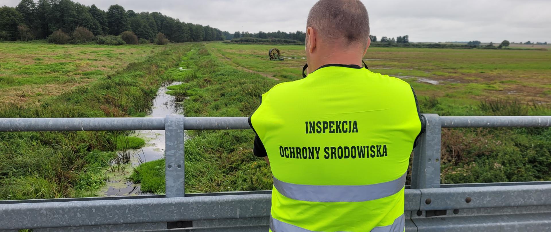 Inspektor Ochrony Środowiska fotografujący rzekę Orzyc