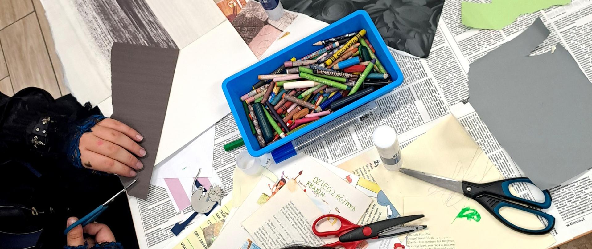 Wykonywanie prac plastycznych, na ilustracji materiały i narzędzia