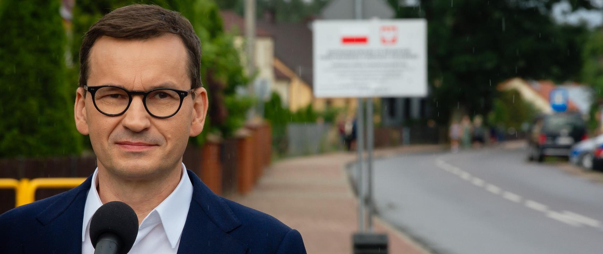 Premier Mateusz Morawiecki po konferencji prasowej w Dłutówce