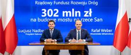 Wiceminister infrastruktury Rafał Weber oraz prezydent Stalowej Woli Lucjusz Nadbereżny podczas podpisania umowy na dofinansowanie ze środków RFRD budowy nowego odcinka drogi wojewódzkiej nr 855 Zaklików – Stalowa Wola wraz z budową mostu na rzece San.