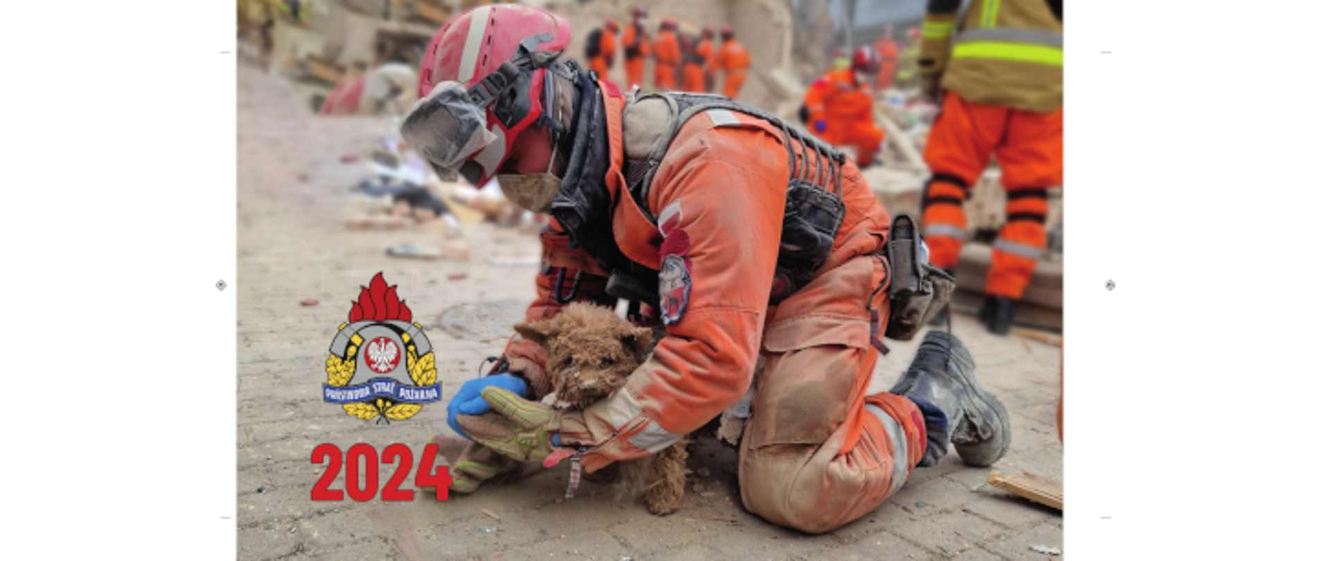 strażak trzyma uratowanego psa, w lewym dolnym roku widoczne logo psp i cyfry 2024