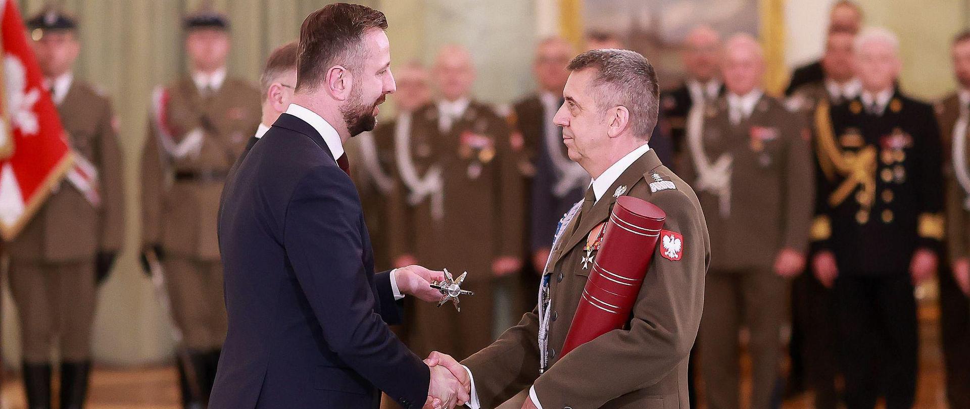 3 maja 2024 r. w Pałacu Prezydenckim – w dniu Święta Narodowego Trzeciego Maja – odbyła się uroczystość wręczenia przez Prezydenta RP, Zwierzchnika Sił Zbrojnych Andrzeja Dudę mianowania na stanowisko Dowódcy Generalnego Rodzajów Sił Zbrojnych, Dowódcy Wojsk Obrony Terytorialnej oraz nominacji generalskiej w Siłach Zbrojnych RP. W uroczystości udział wziął Władysław Kosiniak - Kamysz, wicepremier - minister obrony narodowej. Fot. Krzysztof Niedziela/CO MON