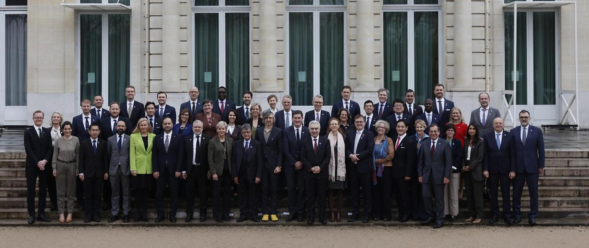 Family photo of participants of IEA Ministerial Meeting in Paris