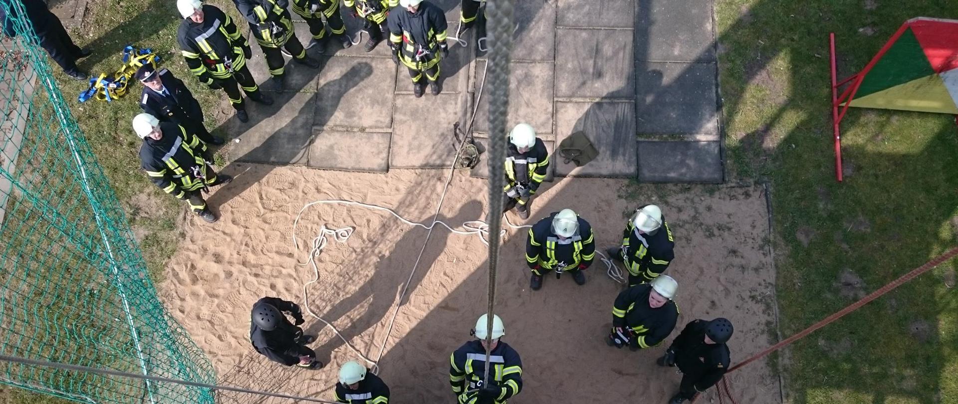 Zdjęcie przedstawia ćwiczenia doskonalące z technik ratownictwa wysokościowego