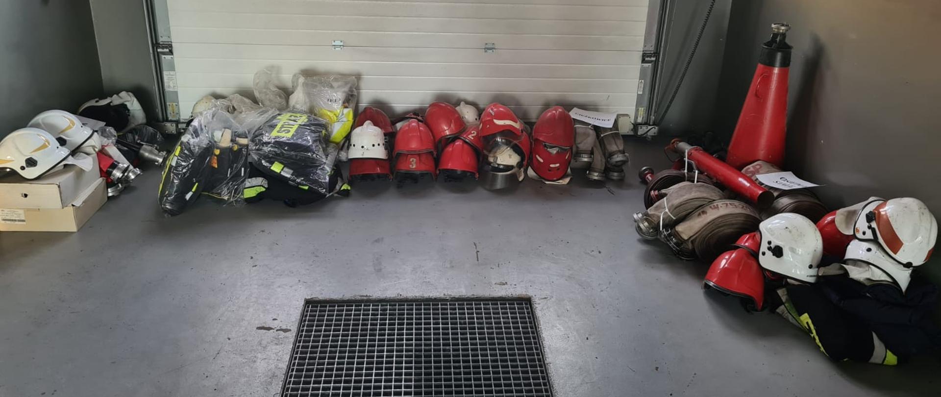 Zdjęcie przedstawia zebrany sprzęt dla ukraińskich strażaków na garażu KM PSP w Jaworznie