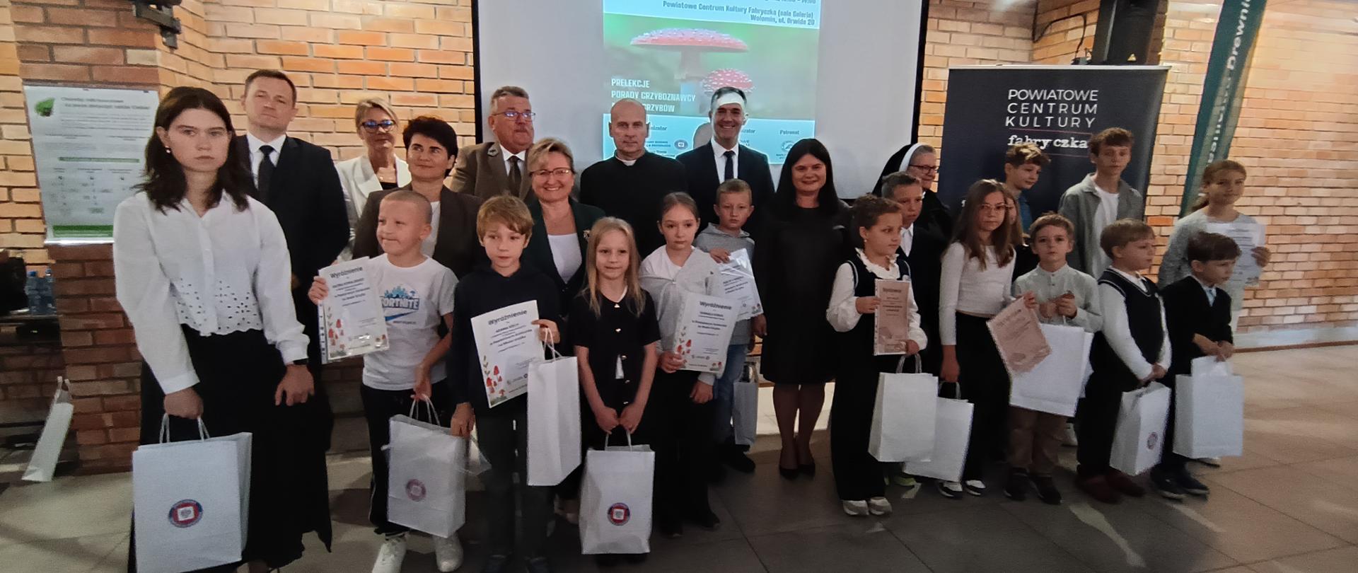zdjęcie grupowe z dziećmi z konkursu