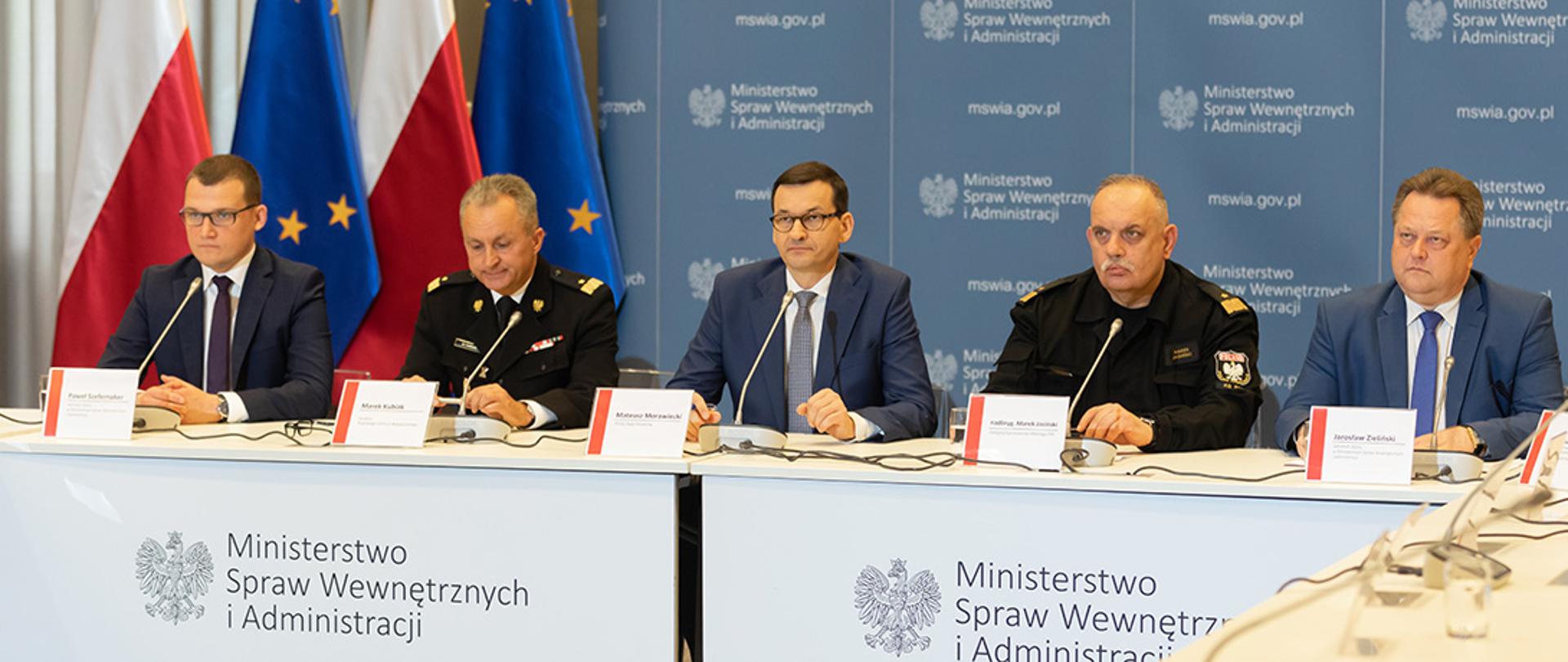 Wideokonferencja premiera i wiceministrów MSWiA