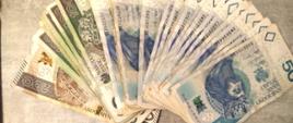 Gotówka z nielegalnych automatów do gier hazardowych. Na stole znajduje się kilkanaście banknotów o niminałach 200, 100 i 50 zł.