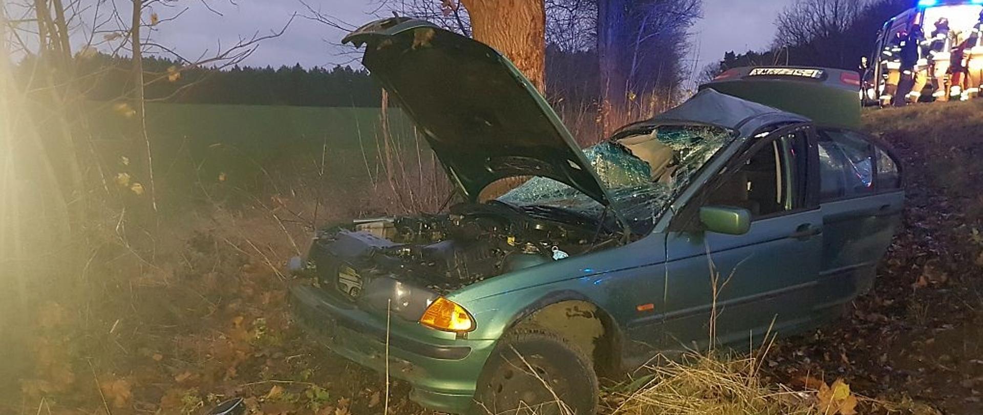 Na zdjęciu znajduje się rozbity samochód w rowie.