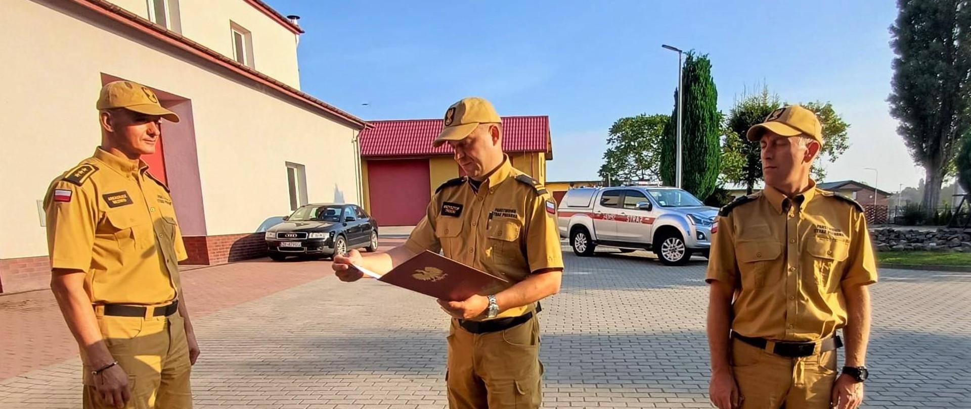 Zdjęcie przedstawia powierzenie obowiązków dowódcy 