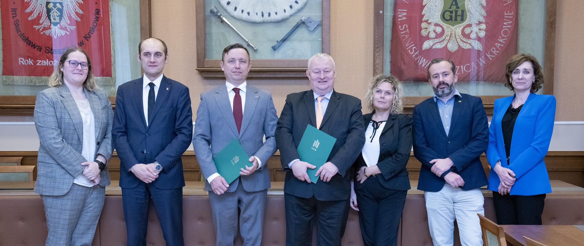 Przedstawiciele Państwowej Agencji Atomistyki oraz Akademii Górniczo-Hutniczej stoją w jednej z sal Akademii Górniczo-Hutniczej