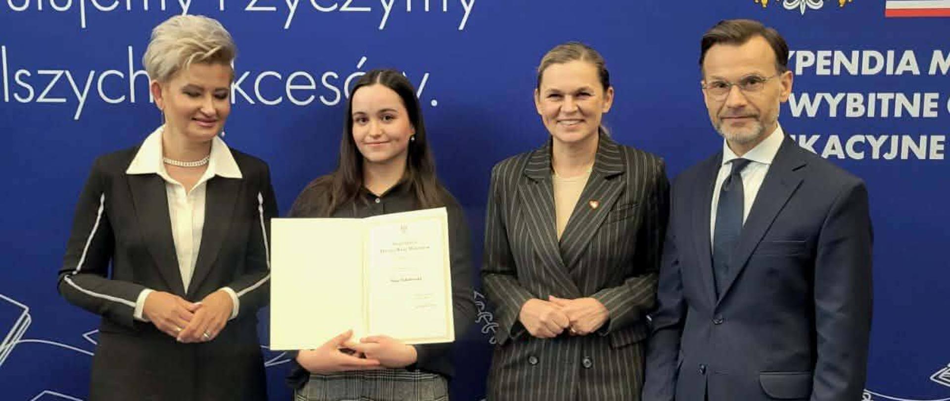 Stypendystka Maja Sokołowska prezentująca dyplom. 