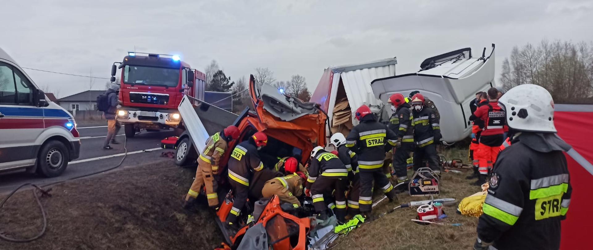 Zdjęcie przedstawia strażaków Państwowej i Ochotniczej Straży Pożarnej w trakcie działań ratowniczych