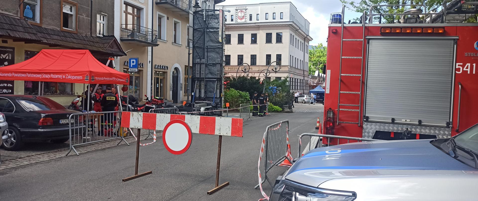 Strażacy JRG Zakopane oraz OSP z powiatu tatrzańskiego zabezpieczają mobilny punkt medyczny. Odbyły się pokazy ratownicze oraz zaprezentowano strażacki sprzęt. Chętni mogli sprawdzić swoje umiejętności na ściance wspinaczkowej z OSP Bukowina Tatrzańska.