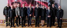 Zdjęcie wspólne organizatorów turnieju, komendantów i prezesów OSP