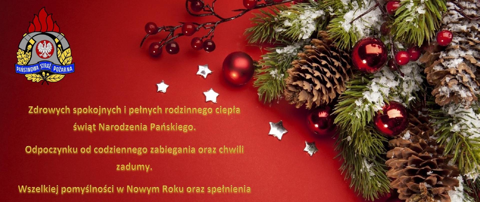 Czerwone tło a na nim żółte napisy z życzeniami. Z prawej kompozycja świąteczna z szyszek igliwia i bombek. Z lewej logo PSP.