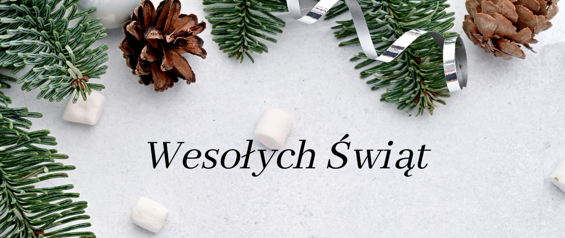 plakat na jasnym tle ze świątecznymi akcentami z napisem Wesołych Świąt