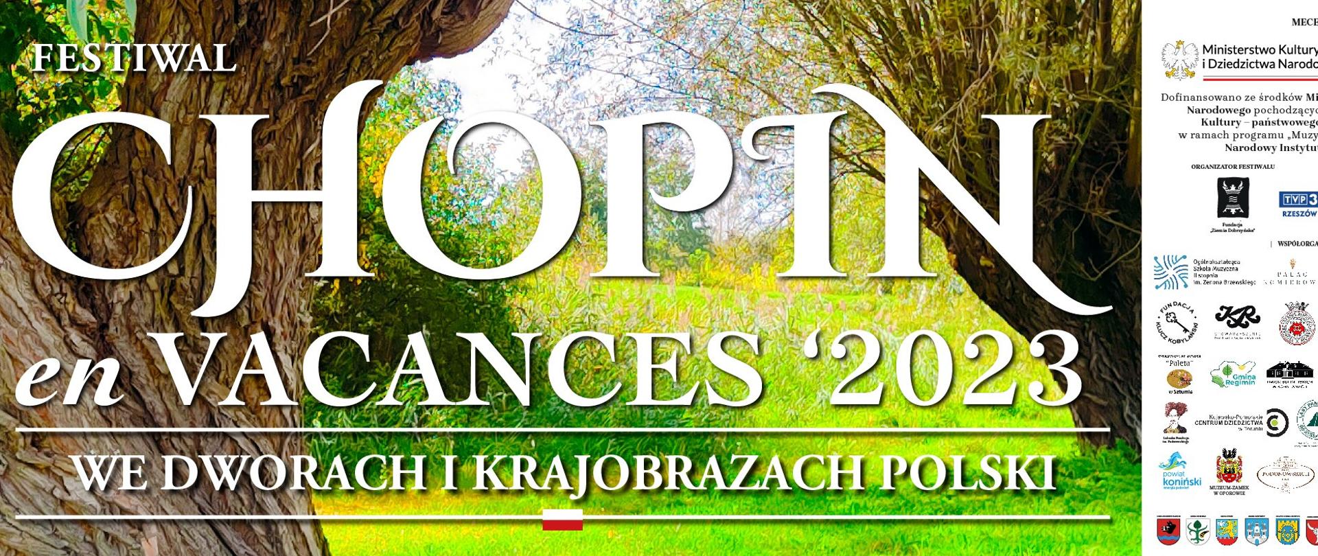 Na tle zielonych drzew i trawy napis festiwal Chopin en vacances 2023, we dworach i krajobrazach Polski