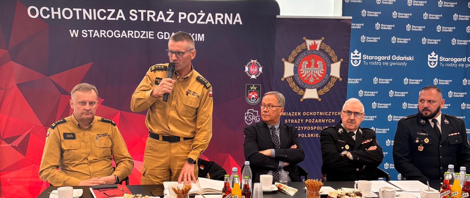 Zdjęcie przedstawia najważniejszych gości posiedzenia zarządu