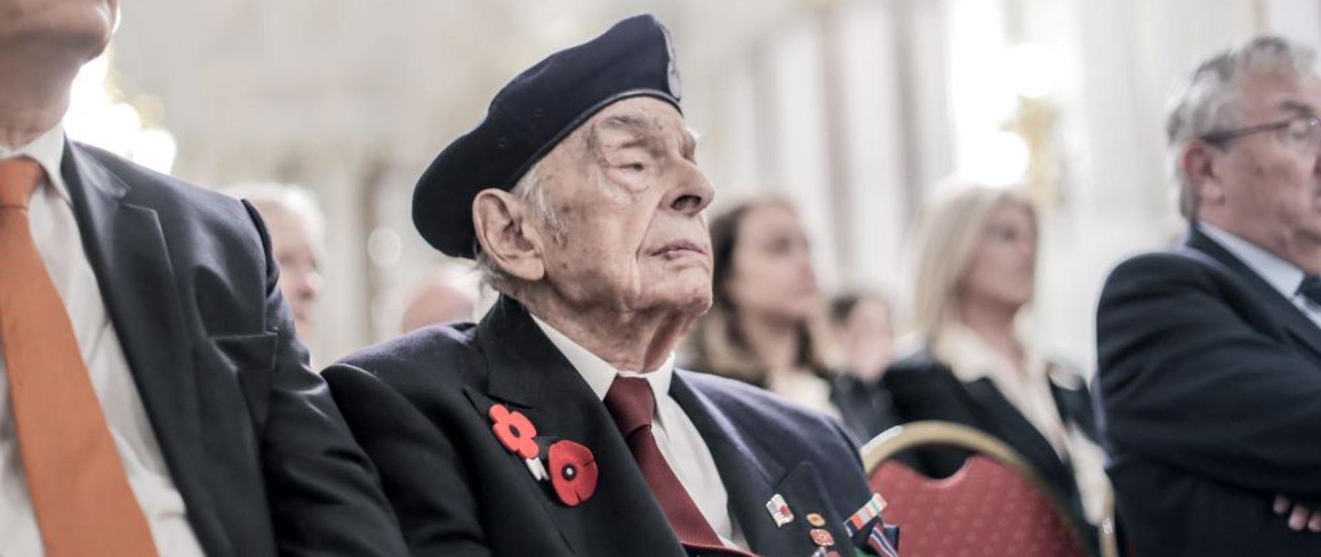 Major Stosław Kowalski, urodził się 21 lipca 1922 r. Podczas II wojny światowej został deportowany do ZSRR. Po opuszczeniu Rosji sowieckiej walczył jako żołnierz 2. Korpusu Polskiego, w 5. Kresowym Pułku Artylerii Przeciwlotniczej i 5. Kresowej Dywizji Piechoty. Uczestniczył w walkach o Monte Cassino. Pod koniec lat 40. wyemigrował do Argentyny. Został uhonorowany Medalem „Pro Patria” i Medalem „Obrońcy Ojczyzny 1939-1945”.