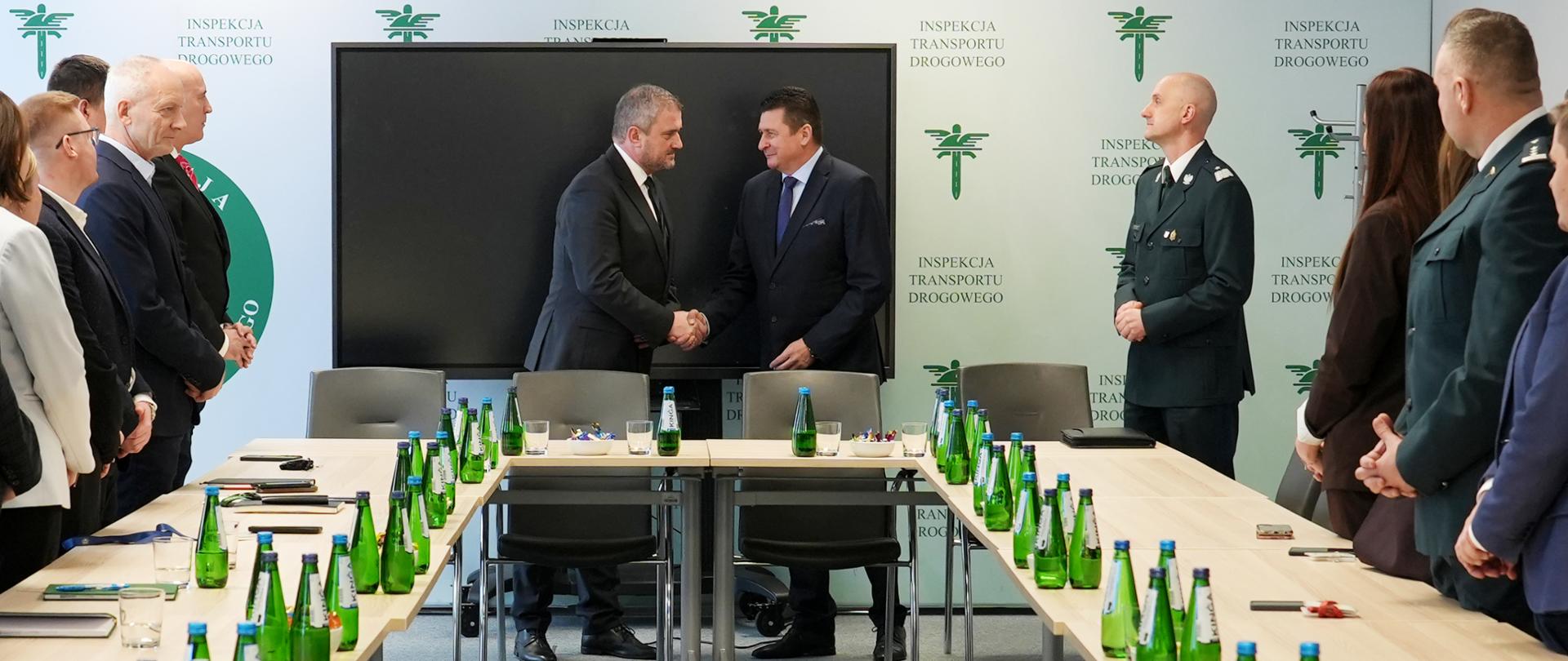 Nowy Szef ITD Robert Koźlak przyjmuje gratulacje od wiceministra infrastruktury Stanisława Bukowca
