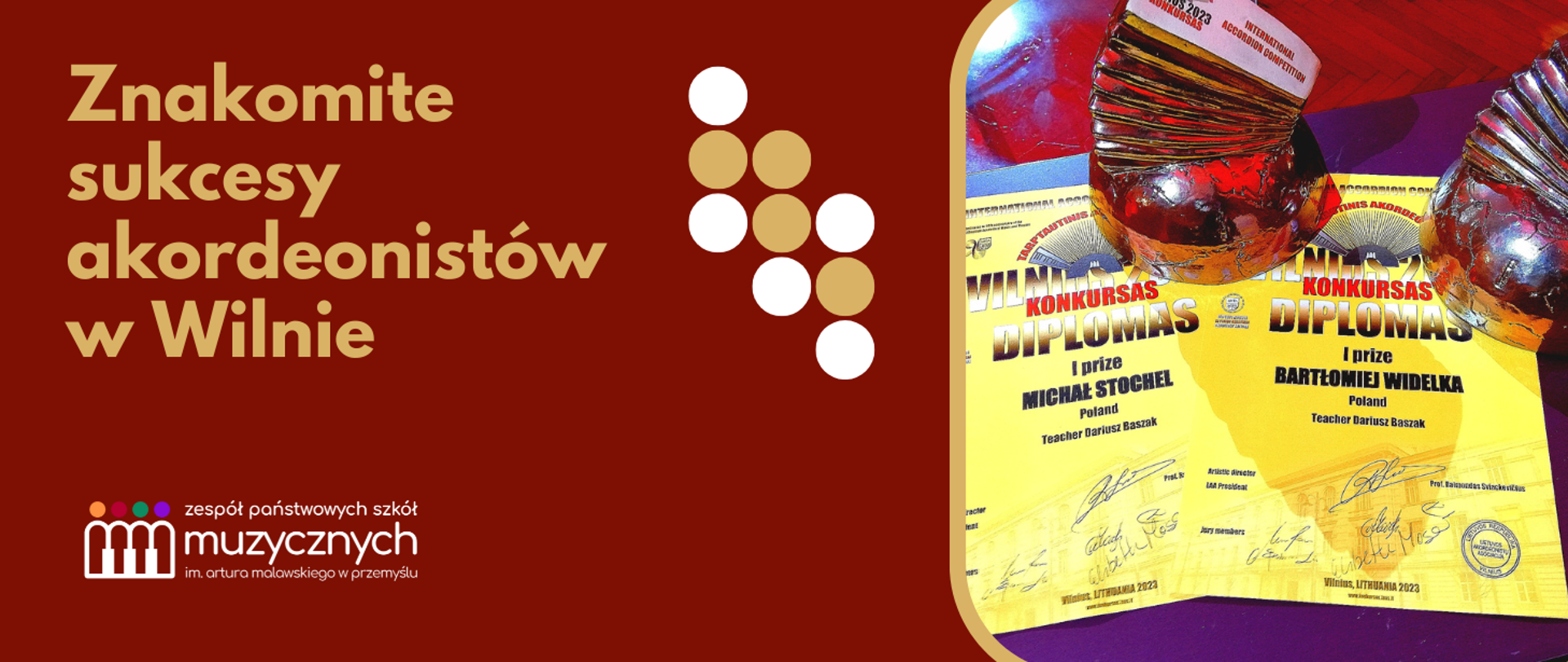 Na bordowym tle znajduje się napis „Znakomite sukcesy akordeonistów w Wilnie!”
Poniżej logotyp szkoły. Na prawo od napisu znajdują się ułożone w ukosie w trzech rzędach i w dwóch kolorach kółka symbolizujące guziki akordeonu, dalej na prawo znajduje się zdjęcie dyplomów i statuetek Międzynarodowego Konkursu Akordeonowego w Wilnie
