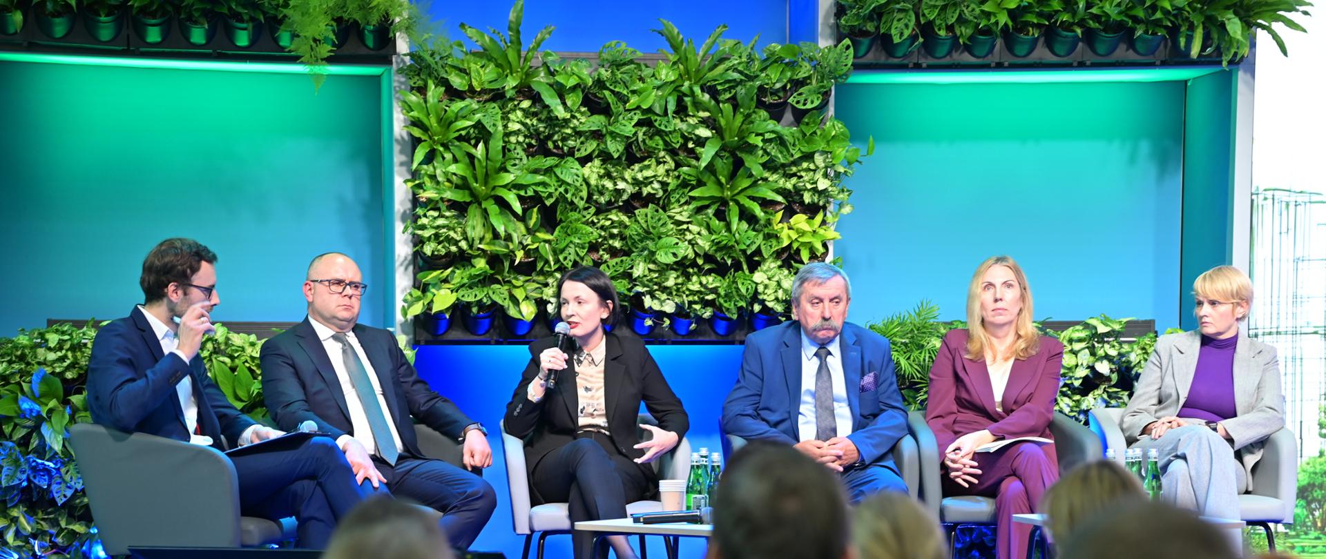 Dorota Zawadzka-Stępniak prezes zarządu NFOŚiGW oraz Józef Matysiak zastępca prezesa zarządu podczas panelu dyskusyjnego