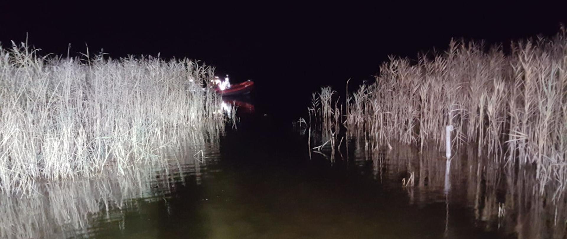 Poszukiwania na jeziorze Wilczkowo w Szczecinku - strażacy na łodzi ratowniczej pływają po wodzie