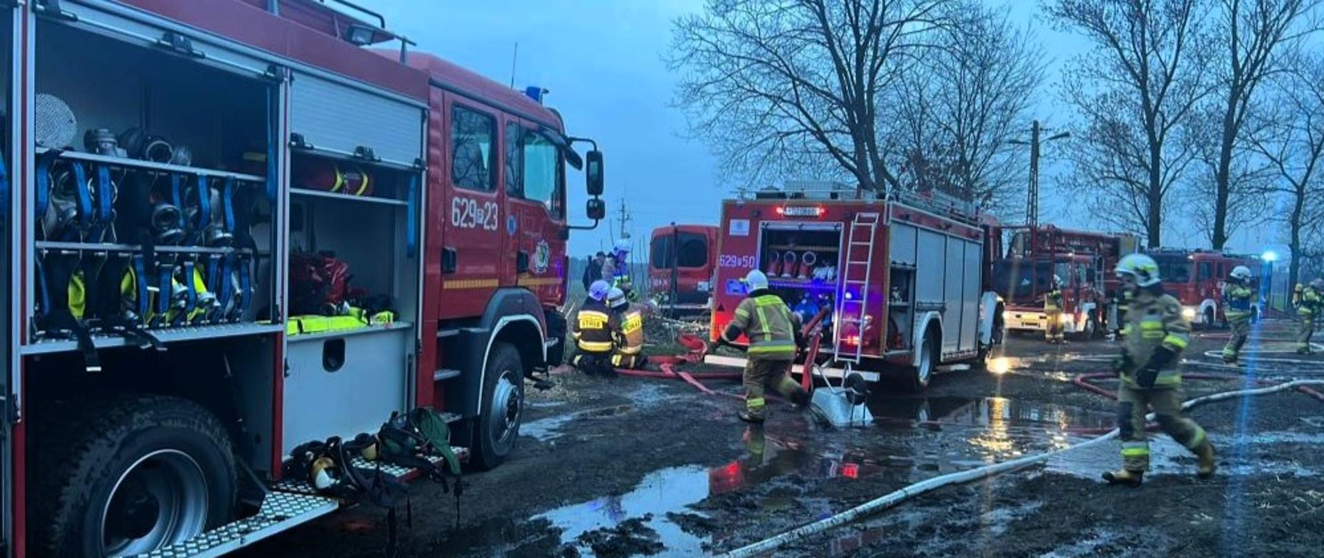 na zdjęciu strażacy podczas działań