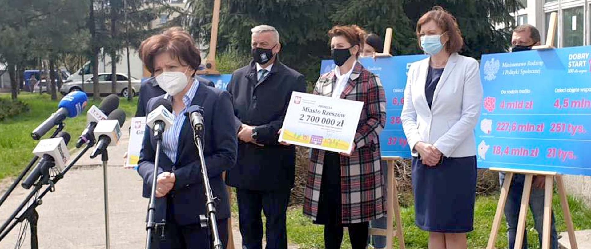 Minister Marlena Maląg podczas wręczenia promes w Rzeszowie