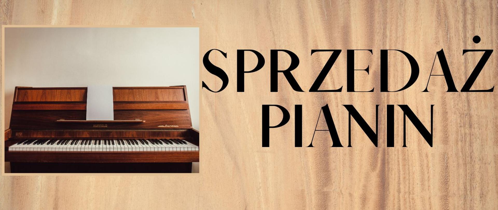 Informacja o sprzedaży pianin w Państwowej Szkole Muzycznej I st. im. Janiny Garści w Jeleniej Górze. Na jasnodrewnianym tle po lewej stronie znajduje się fotografia pianina, po prawej napis w kolorze antracytowym: sprzedaż pianin