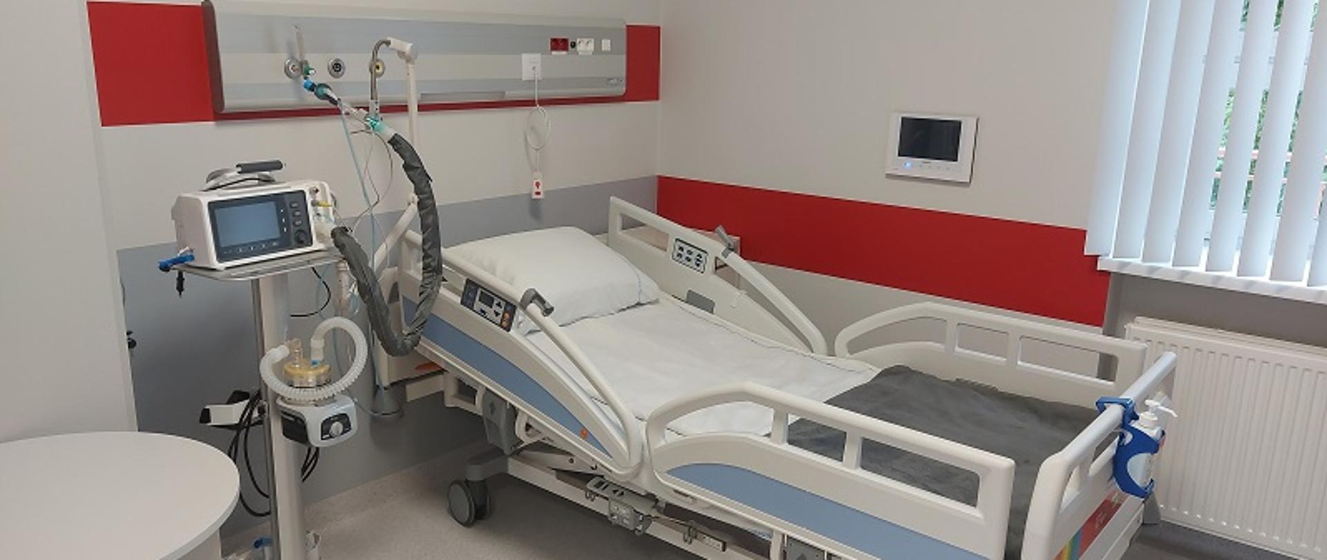 Na zdjęciu widoczne łóżko szpitalne oraz aparatura medyczna