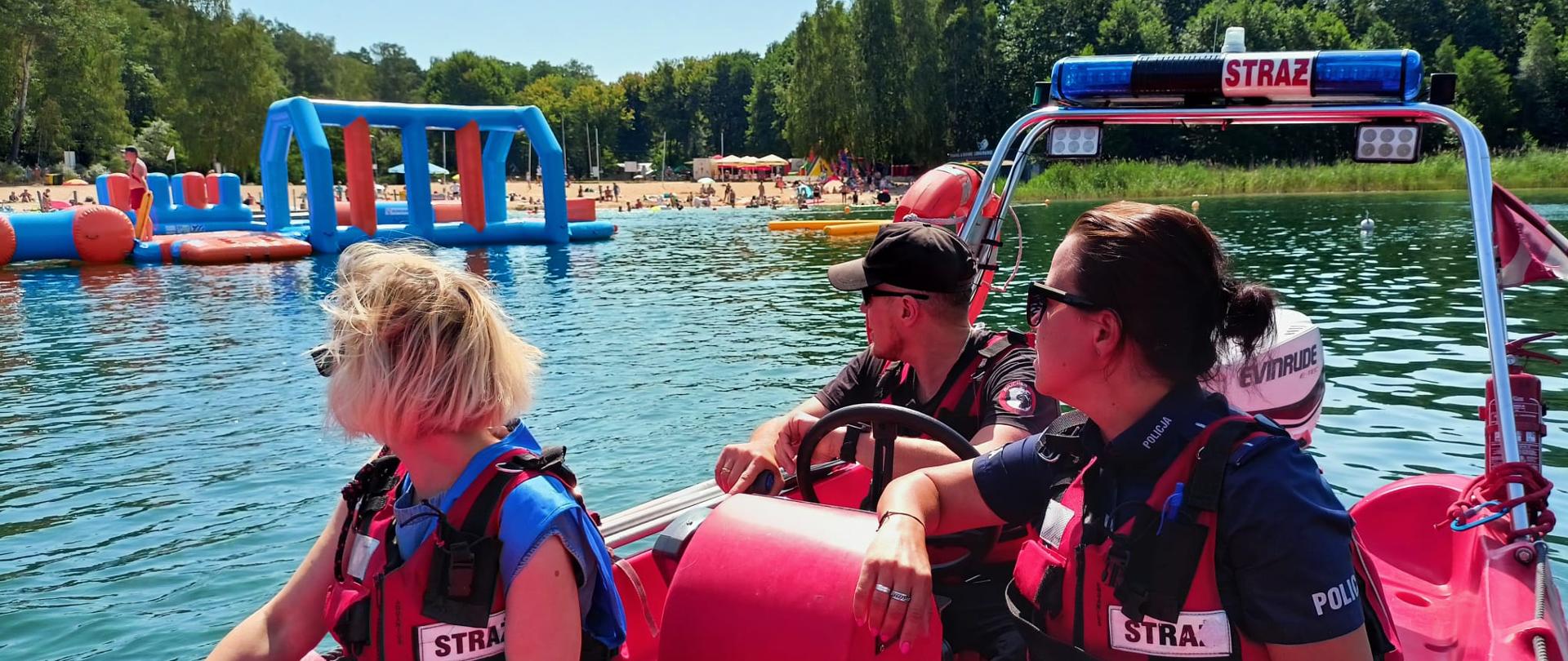 Na zdjęciu widnieją funkcjonariusze PSP, Policji i PIS podczas akcji prewencyjnej na jez. Płotki w Pile. 