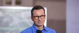 Premier Mateusz Morawiecki podczas wypowiedzi dla mediów na terenie inwestycji - budowa centralnego bloku operacyjnego w Tomaszowie Lubelskim.