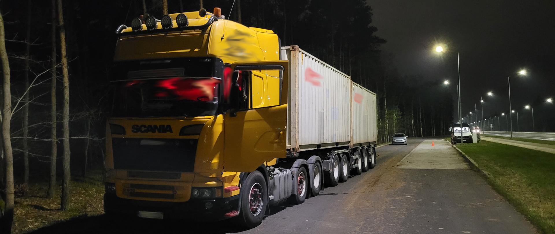 Żółta ciężarówka z dwoma kontenerami