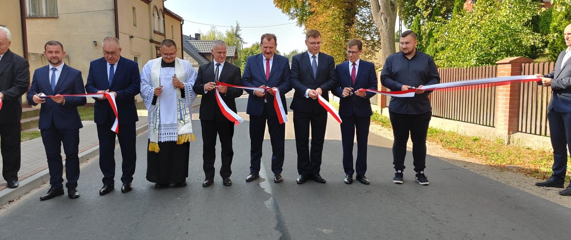 Wojewoda przecina wstęgę