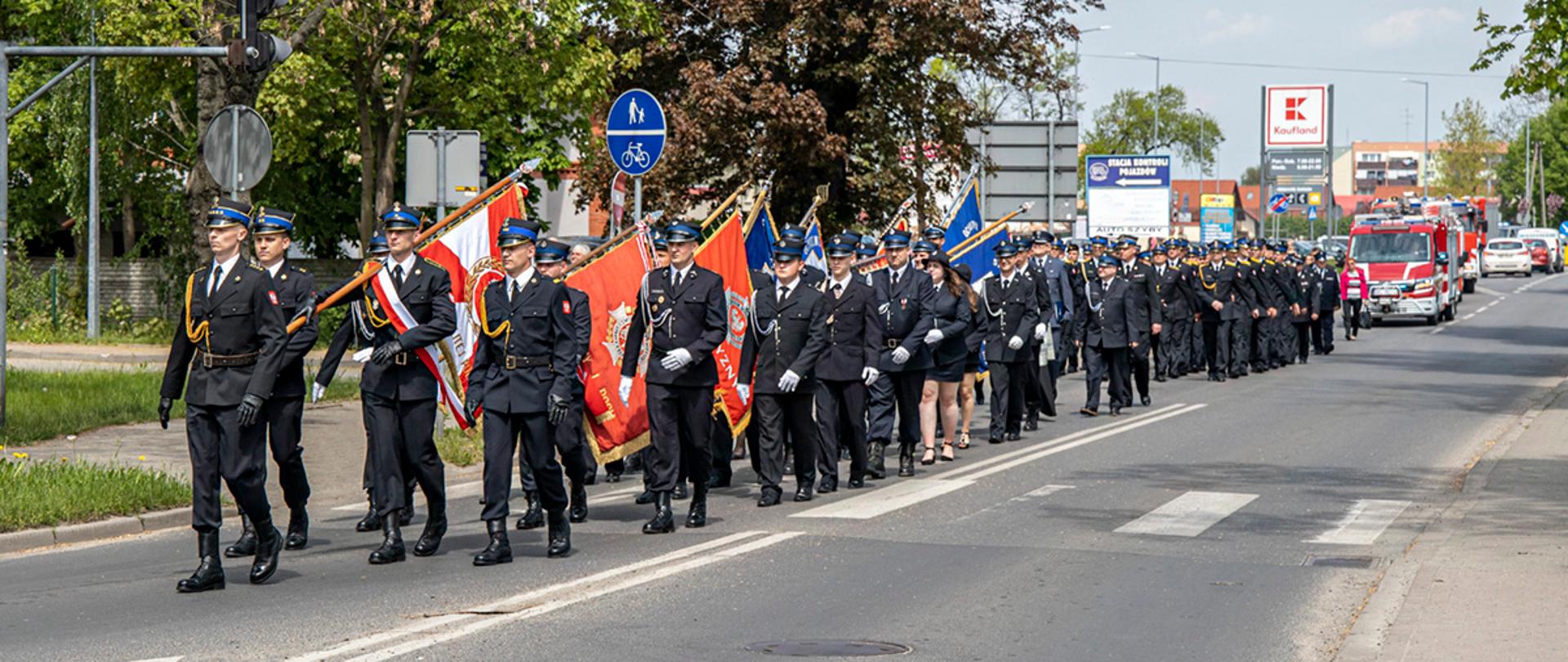Strażacy PSP i OSP podczas przemarszu ulicami miasta 